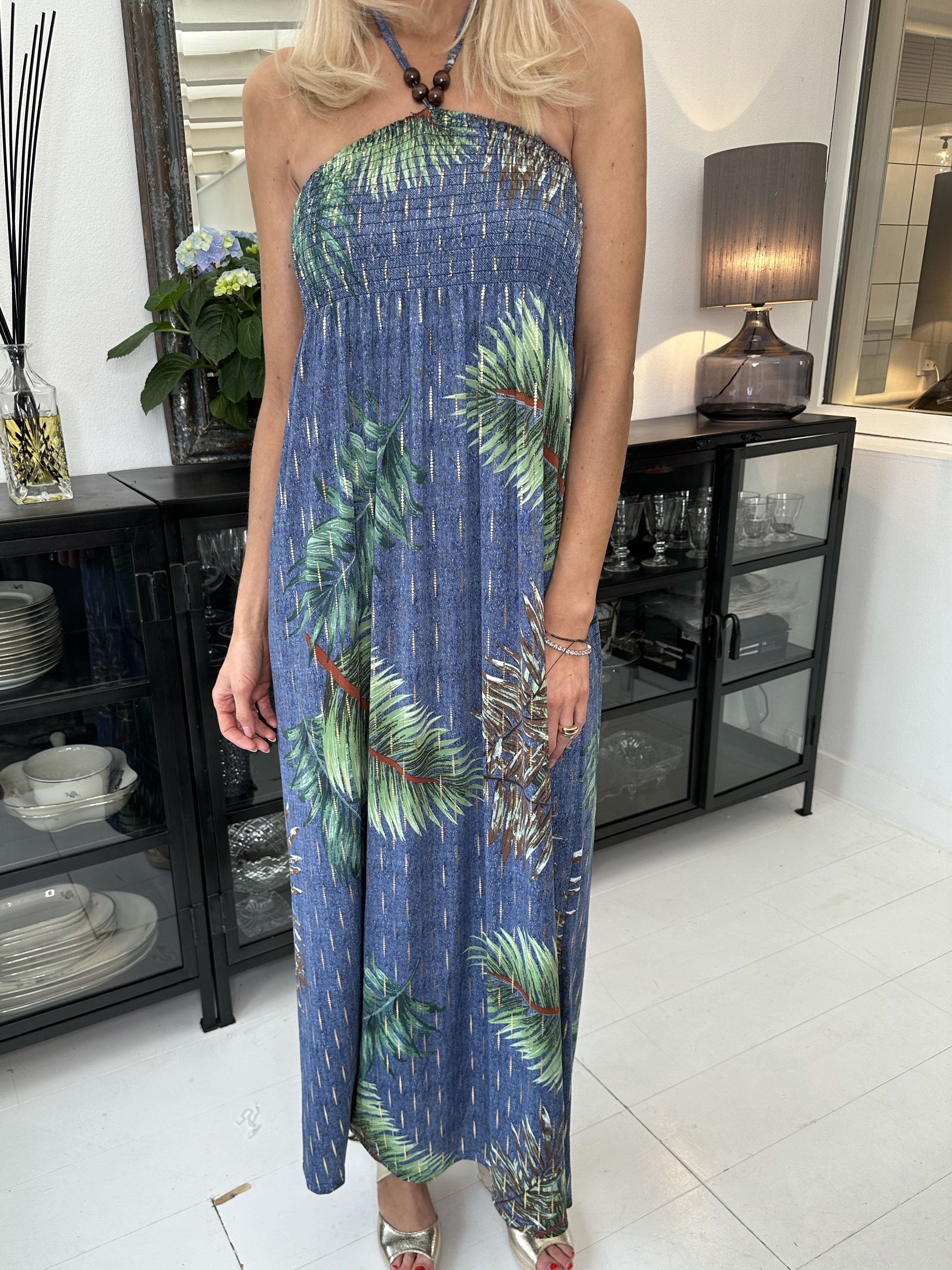 Mitsi Palm Long - Elastisk klänning med tryck och gulddetaljer - White